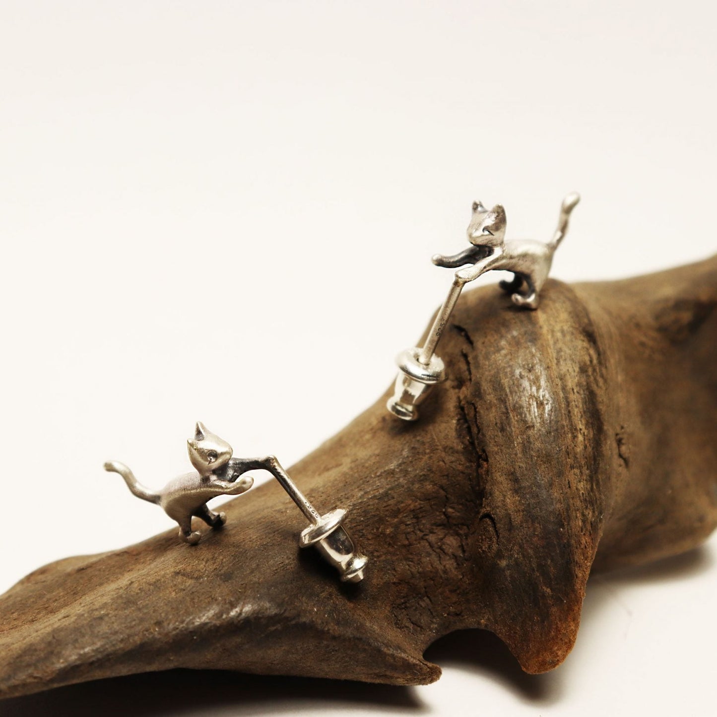 耳じゃれ猫miniピアス-silver