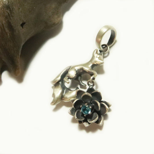 狐*睡蓮Pendant