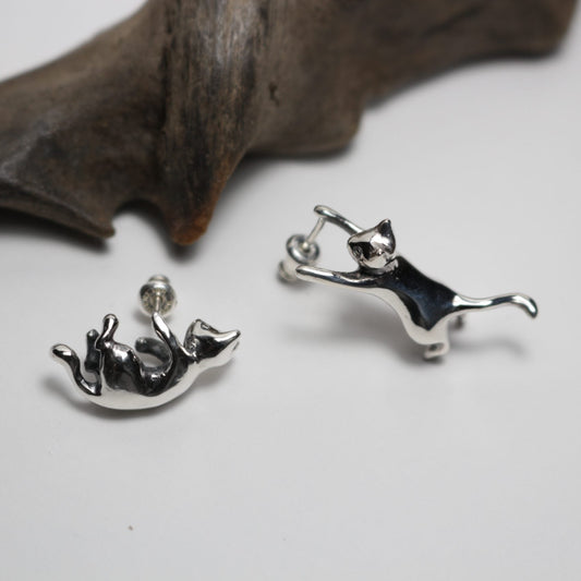 耳じゃれ猫ピアス