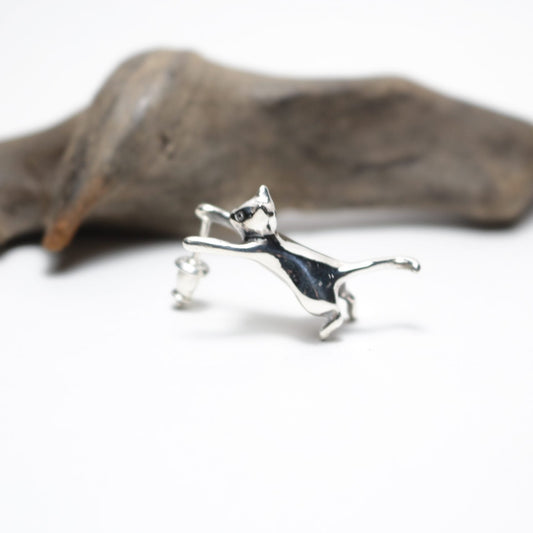 耳じゃれ猫ピアス