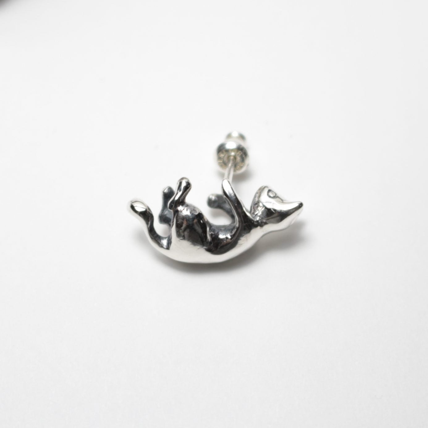 耳じゃれ猫ピアス