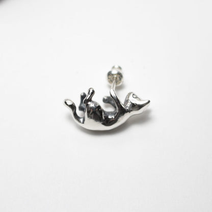 耳じゃれ猫ピアス