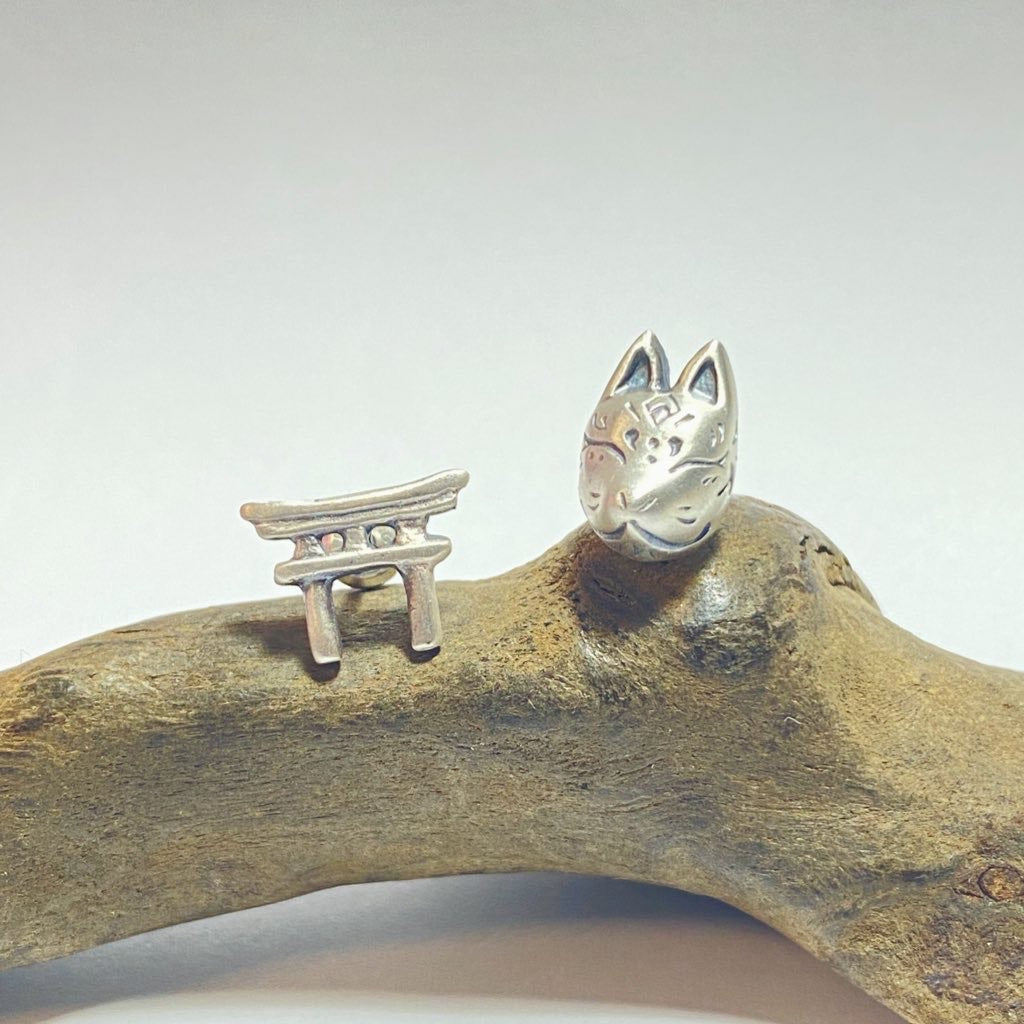 鳥居と狐面 水晶を添えたピアス | minne Sereno Petit*Four specialty